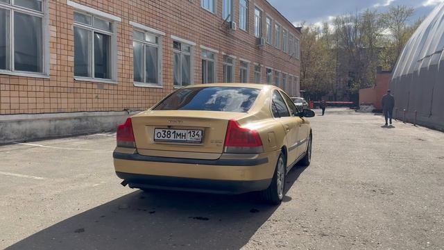 Volvo S60 золотистая