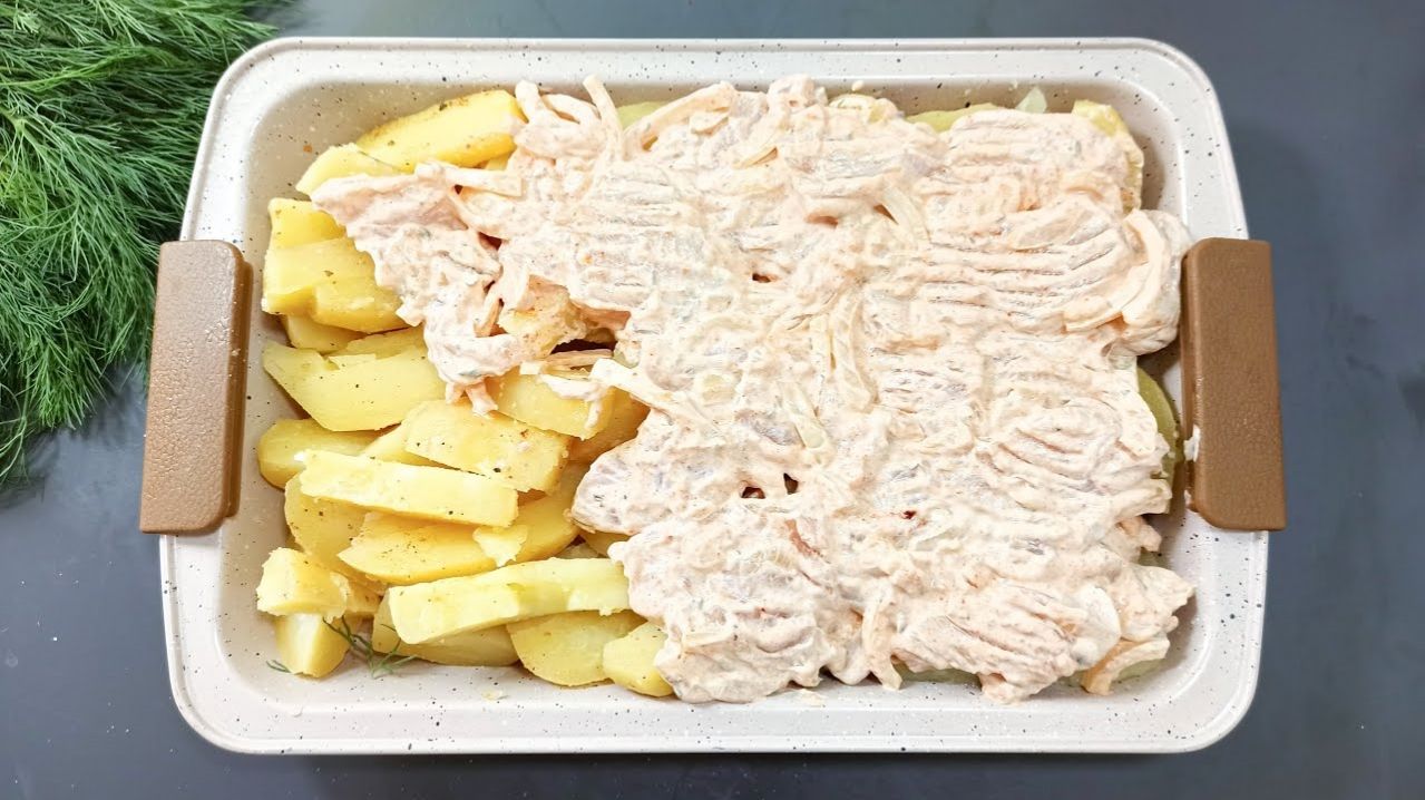 Выкладываю сверху КУРИНУОЕ ФИЛЕ и в духовку! Простой и вкусный УЖИН!