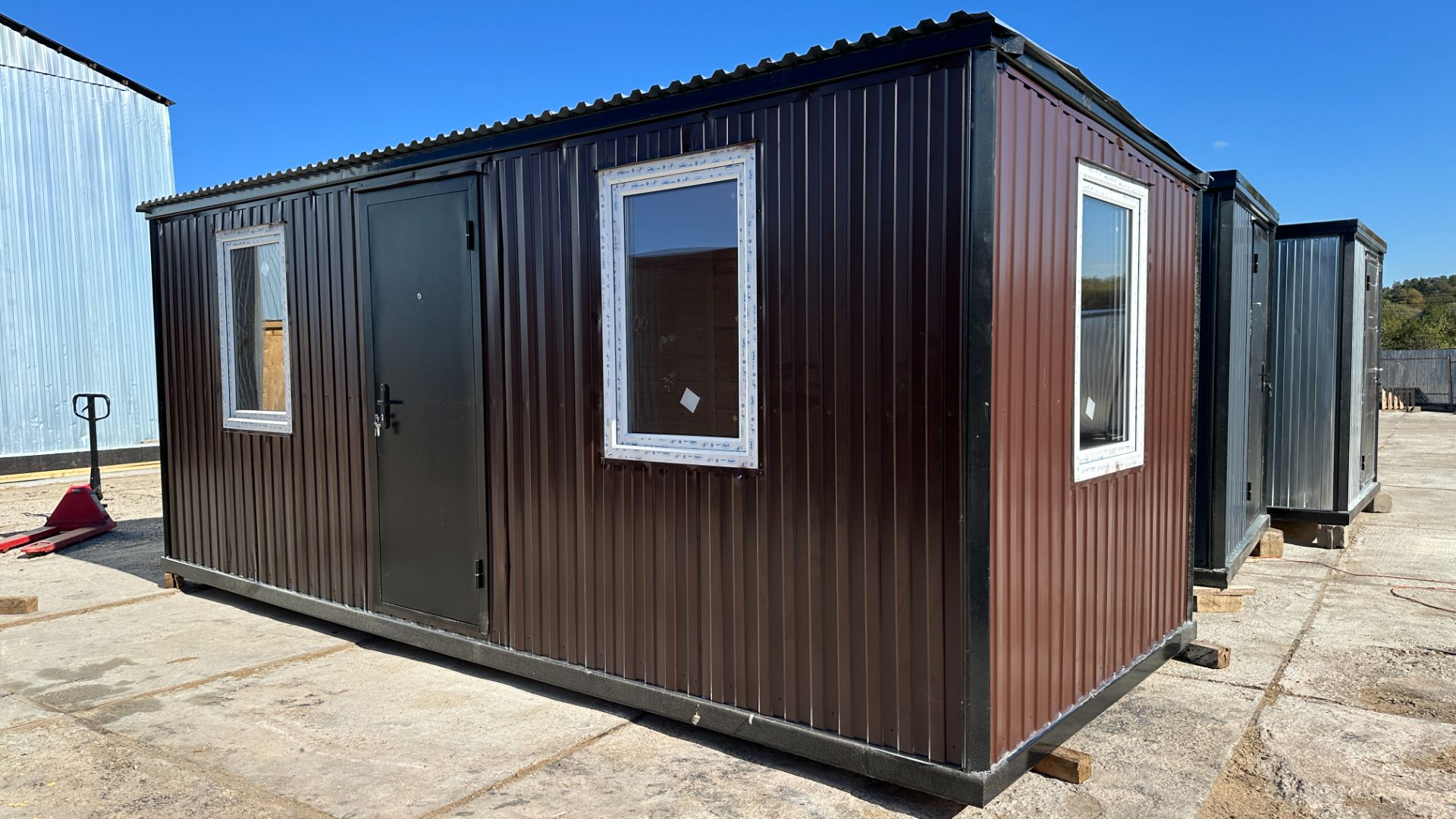 Бытовка цвет коричневый шоколад размер 5.85х2.4 3 окна 80х120