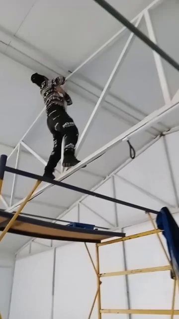 Макака красит