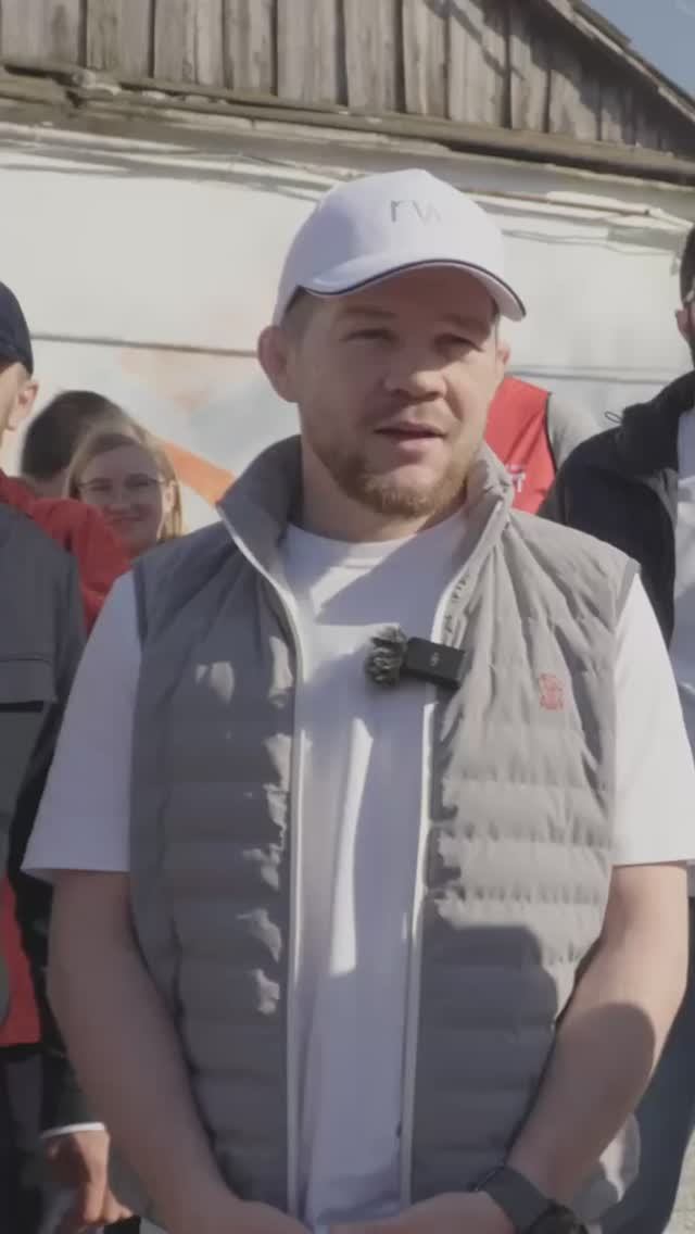 Чемпион UFC Петр Ян с командой 