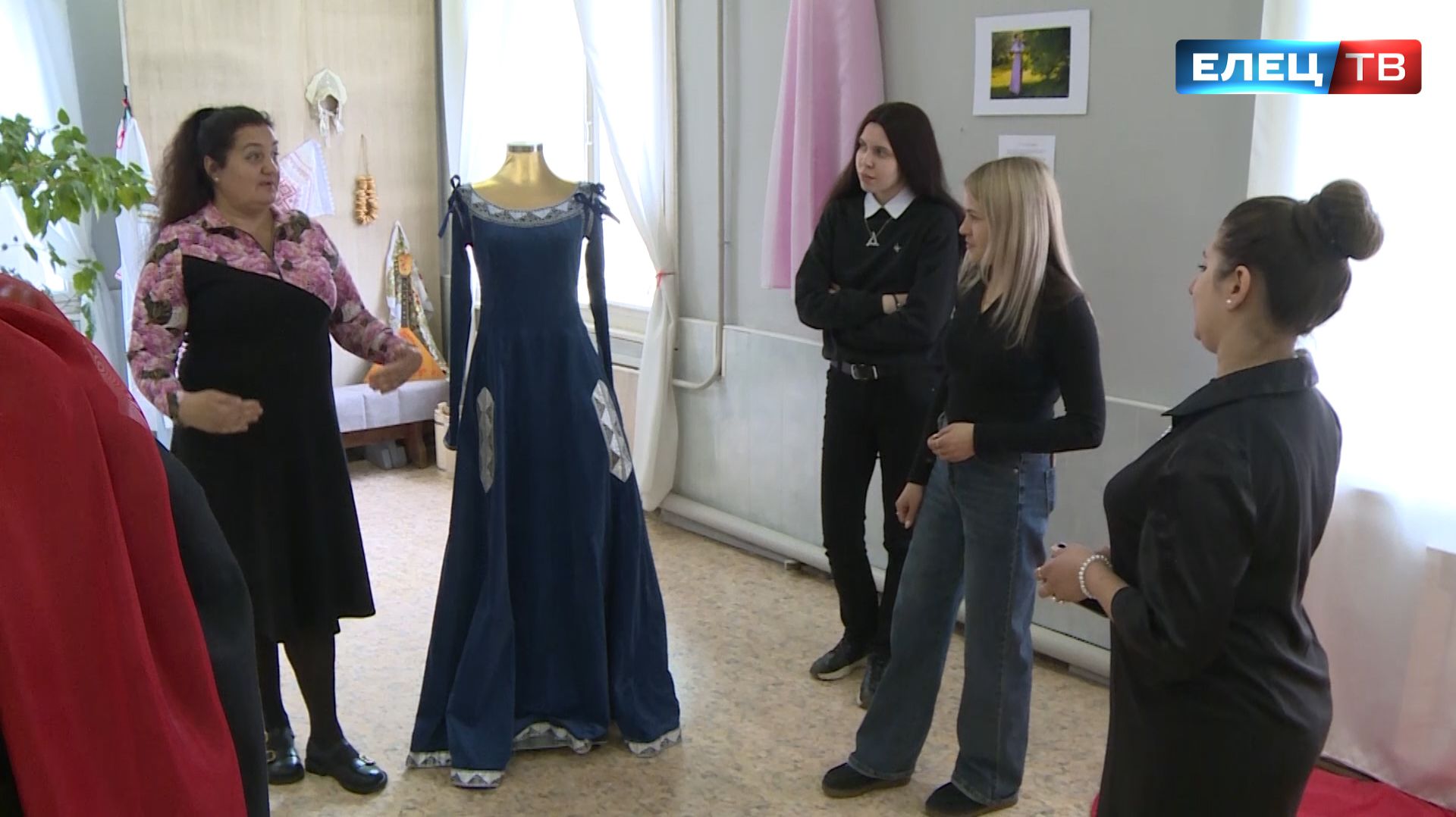 В художественном музее представлена выставка авторских костюмов ельчанки Светланы Володиной