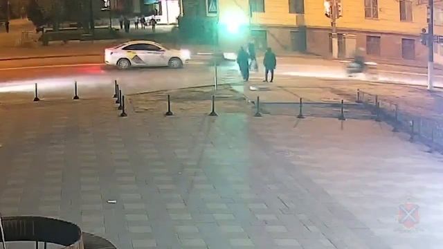 В Волгограде байкер проехал на красный и сбил пешеход