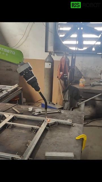 Пример работы сварочного робота со сварочным столом