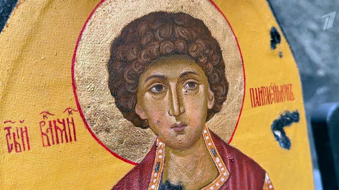 В атриуме первого корпуса МИД РФ открылась уникальная выставка икон.