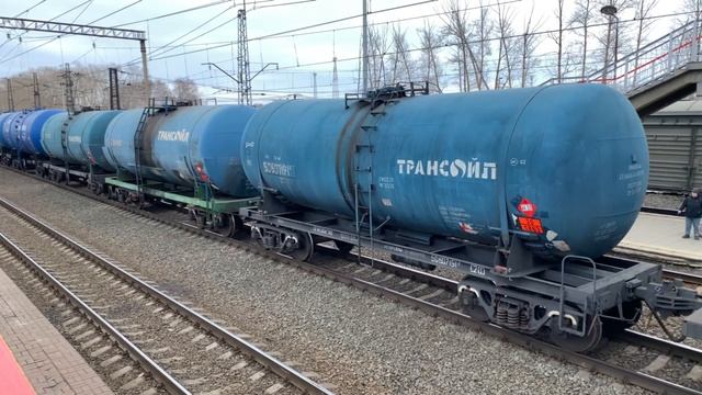 Грузовой электровоз 2ЭС6 с грузовым составом проезжает ст.Коченево(НСО)