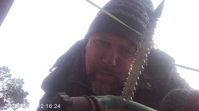 Поливная система: срезаю кусочек затвердевшего старого шланга с патрубком