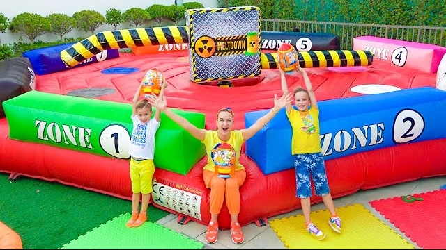 Мама помогает Владу и Ники найти игрушки на надувных горках.