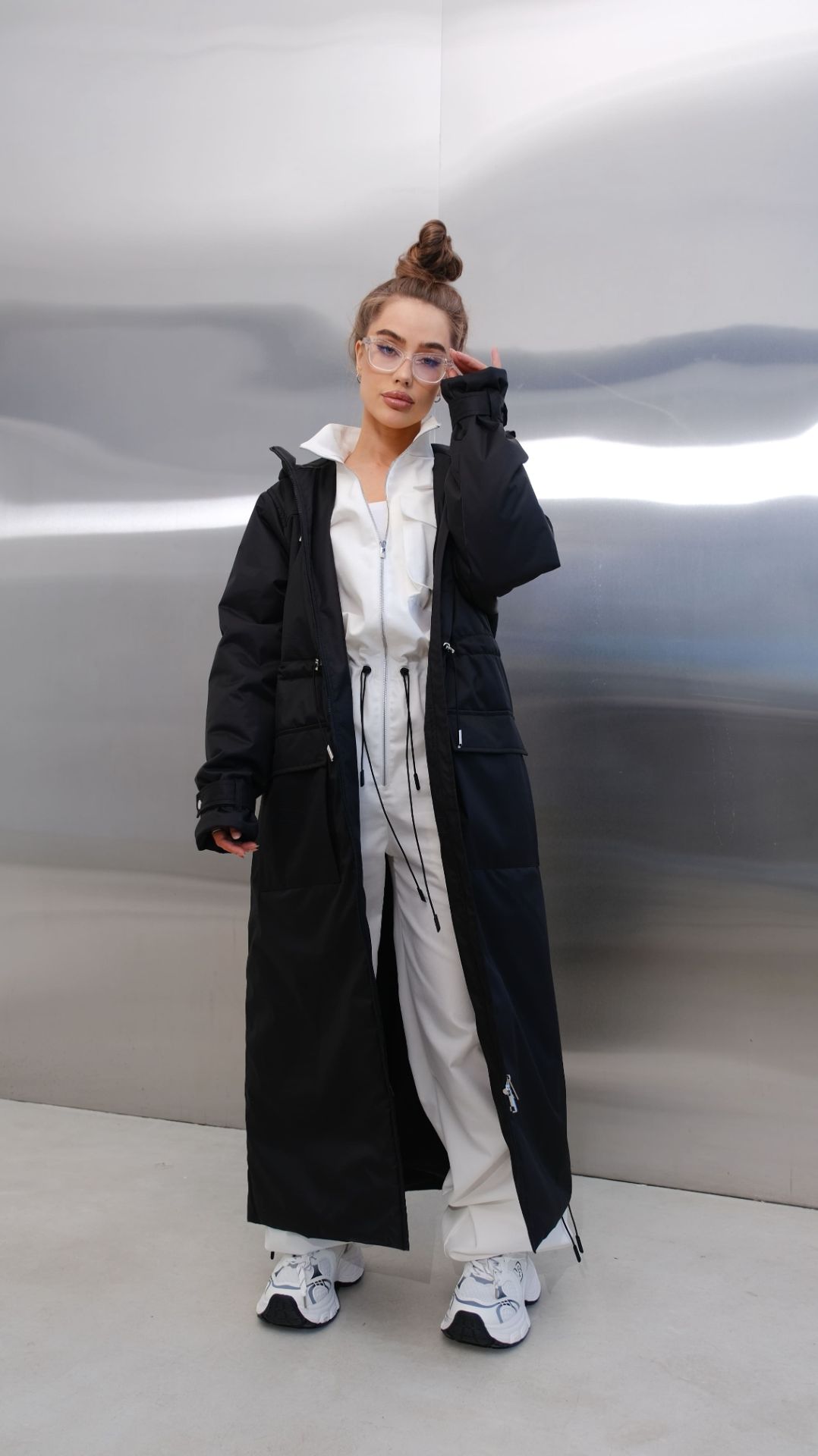 ак мы снимали стильный чёрный мембранный плащ оверсайз для каталога