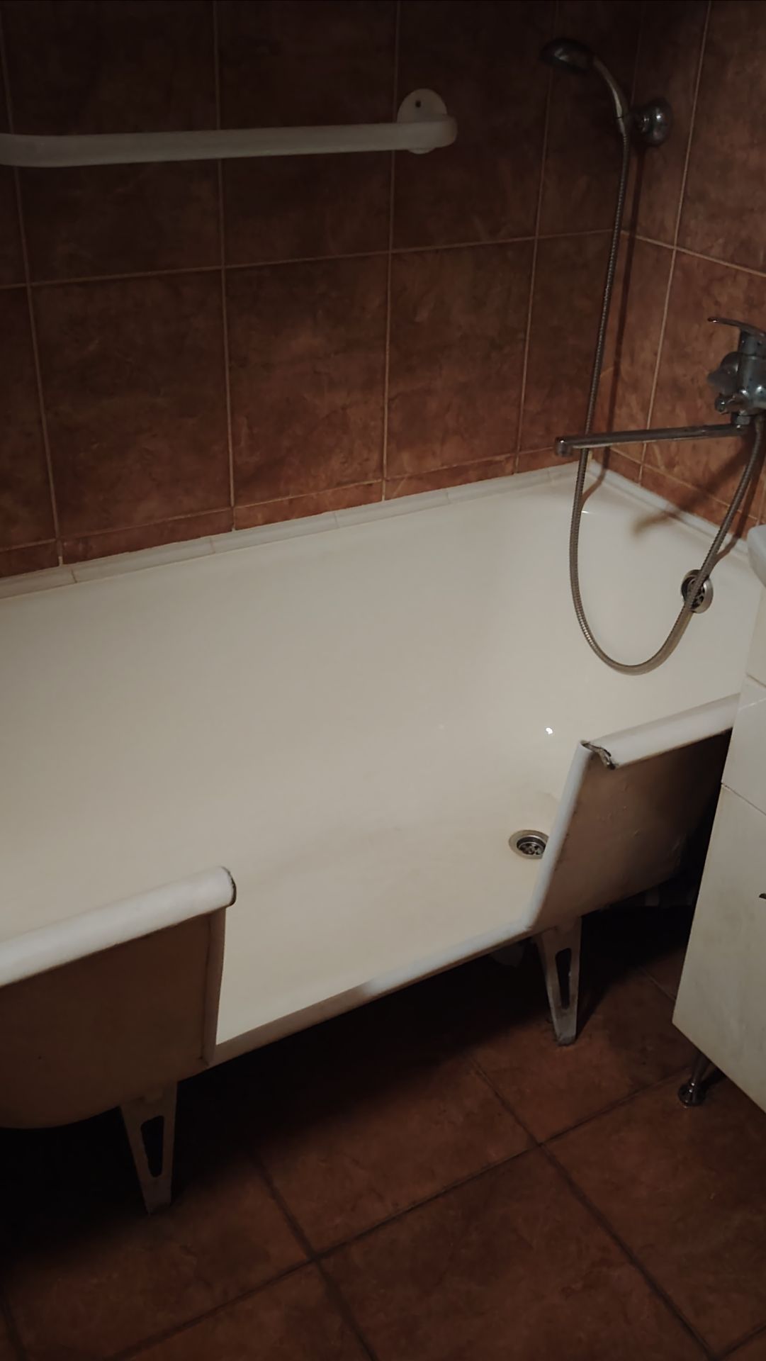 Проход в чугунной ванне для бабушки