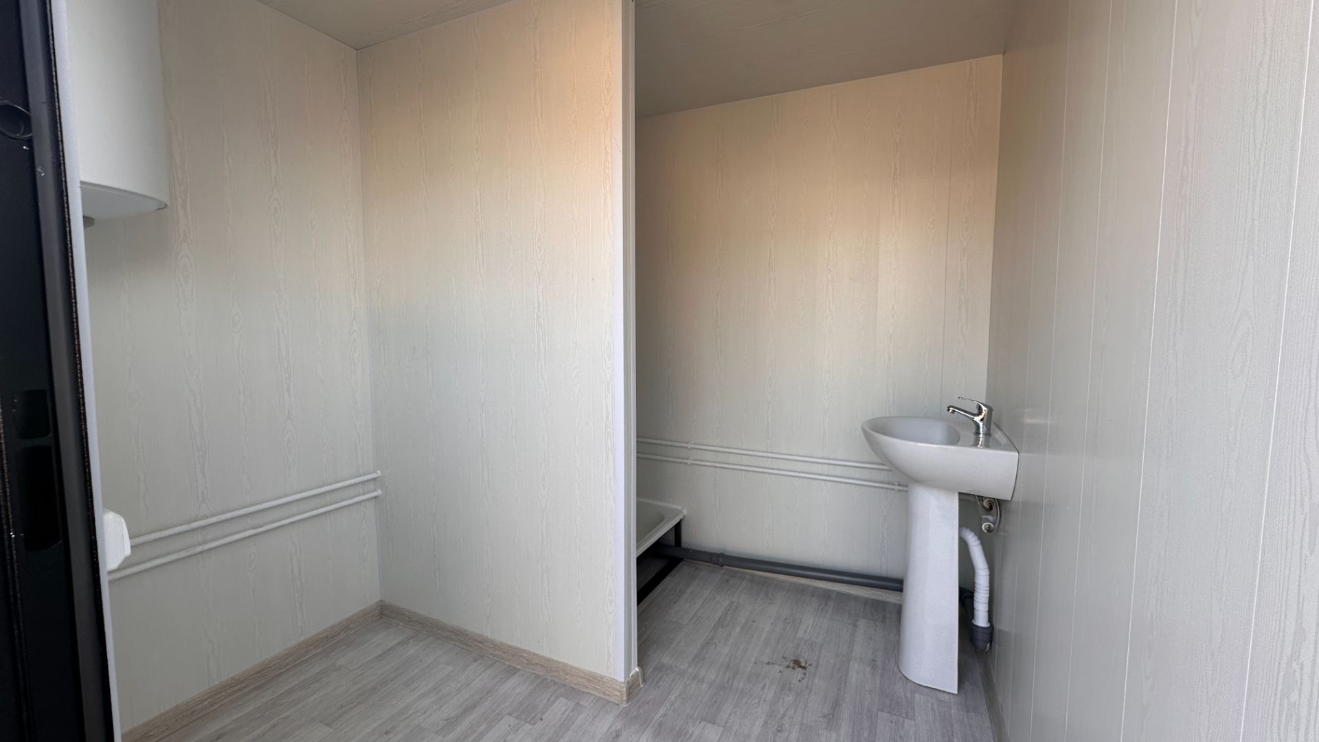 Сантехнический блок-контейнер (душевая) размер 3х2.4 1 душевая