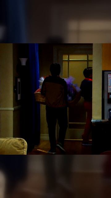 Теория Большого Взрыва | Идеальный подарок для Пенни? 🎁😂 Говард троллит Леонарда!