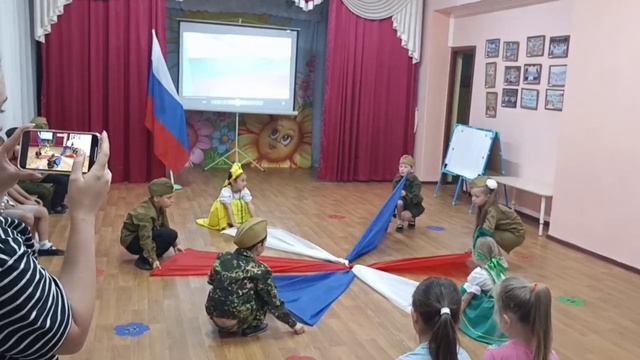 Танец ко Дню России 12 июня МБДОУ 60