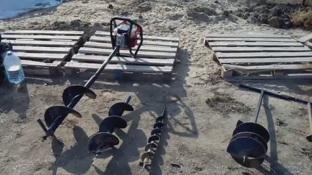 Бурил лунки мотобуром под столбы для забора .