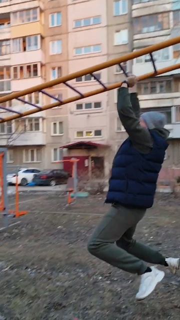 Доча тренирует папу