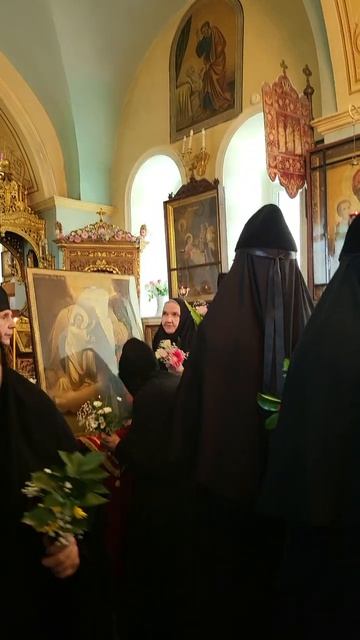 Монахини у иконы Благовещение - праздник Целование в Горне