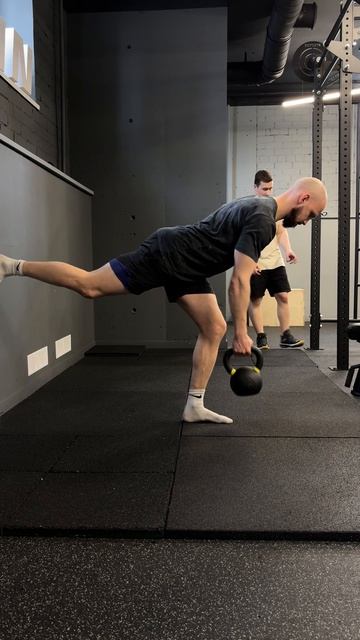 Тяга гантели(гири) в наклоне на 1 ноге