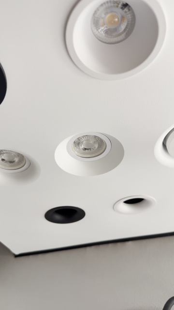 Встраиваемый светильник BH10 GAP в натяжном потолке