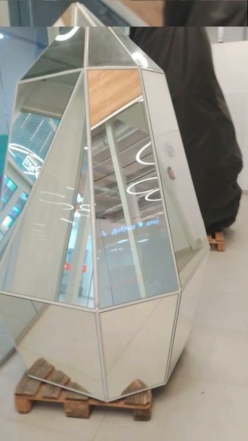 Лунный модуль в одном из ТЦ!