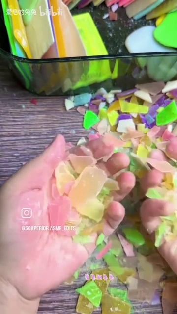 Автор ломает мыльные пластиночки🧼🍥