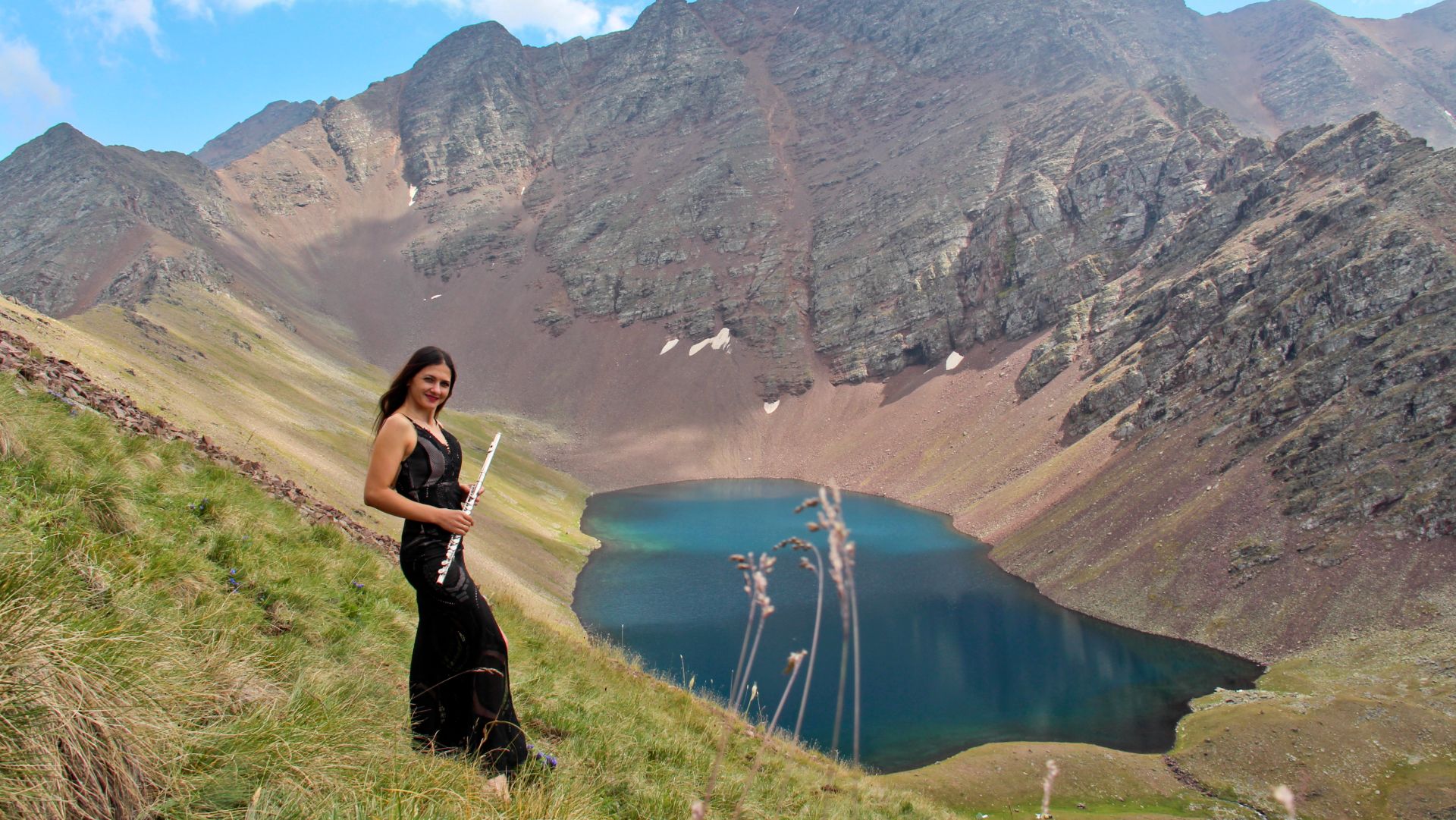 Игра на флейте,сидя на коне в высокогорье Кавказа