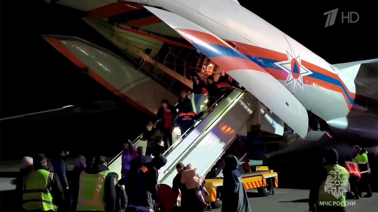 Спецборт МЧС из Ливана приземлился ночью в Домодедово