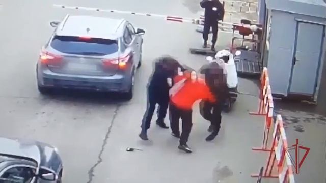 Курьер ударил охранника торгового комплекса в Москве