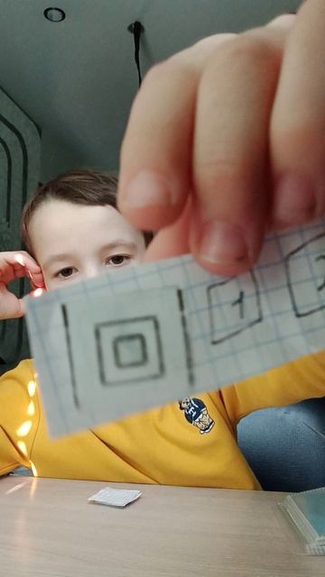 я приклееваю наклейки на листочек