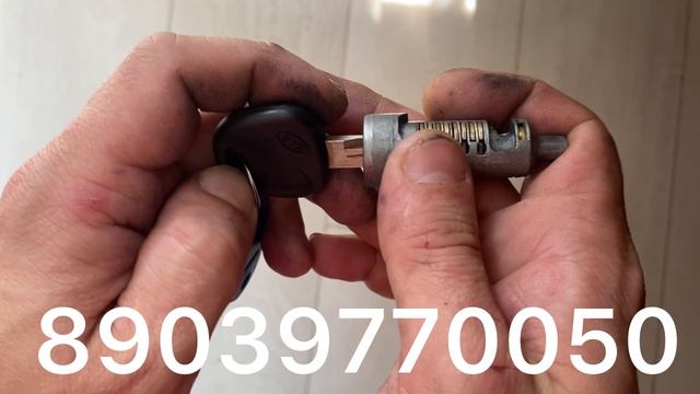 Заклинил замок зажигания КИА БОНГО . Сломали ключ внутри личинки . Ремонт замка зажигания .