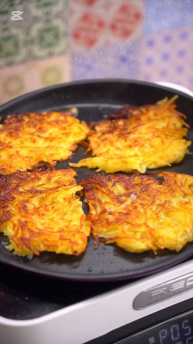 Пышный запеченный омлет и драники на завтрак на кухонной станции RED COLORCOOK MC550W