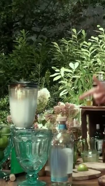 Сандра Буллок готовит коктейль 🍹