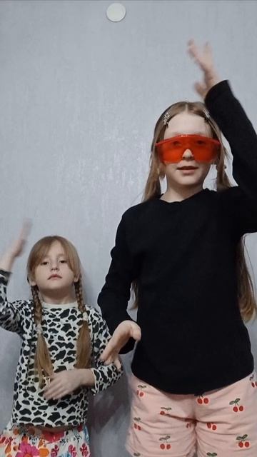 Танцуем под песню Вики Шоу-﹤﹤Поаки плаки﹥﹥!