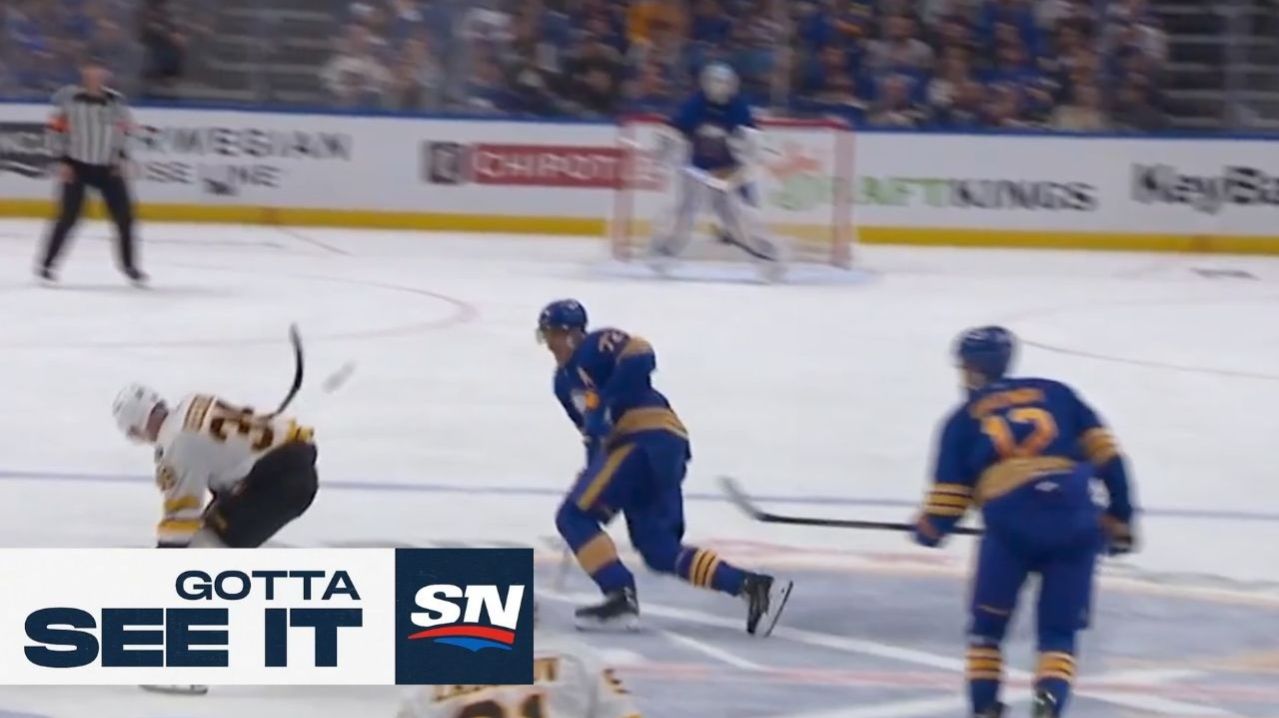 Гол Гики из Бостона: шайба залетает после отскока с центра льда