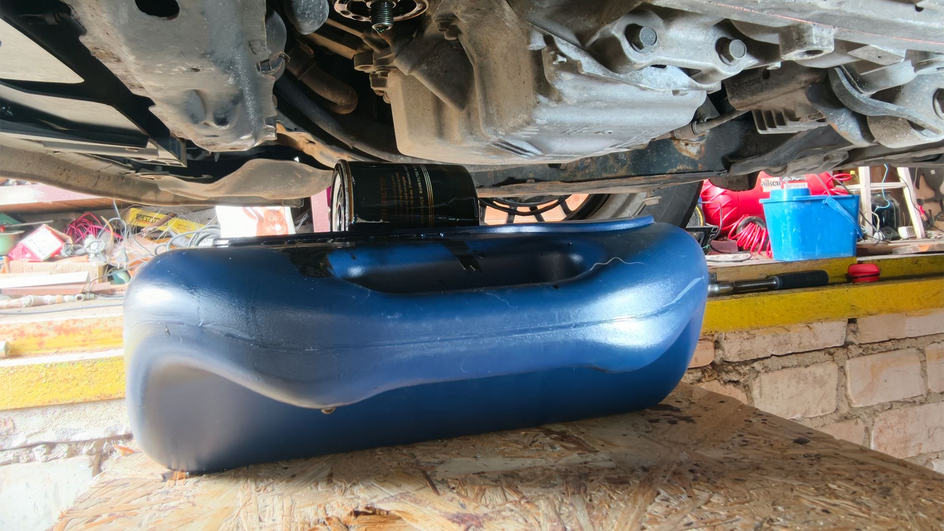 Замена масла в двигателе Мазда СХ-7 с удобной приспособой за 7 минут