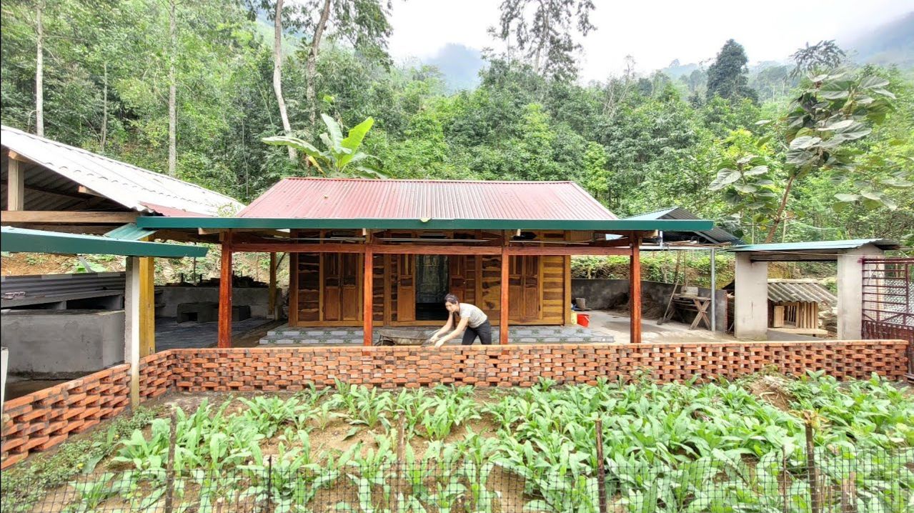 Спроектируйте и постройте забор из кирпича и бетона вокруг огорода перед домом.