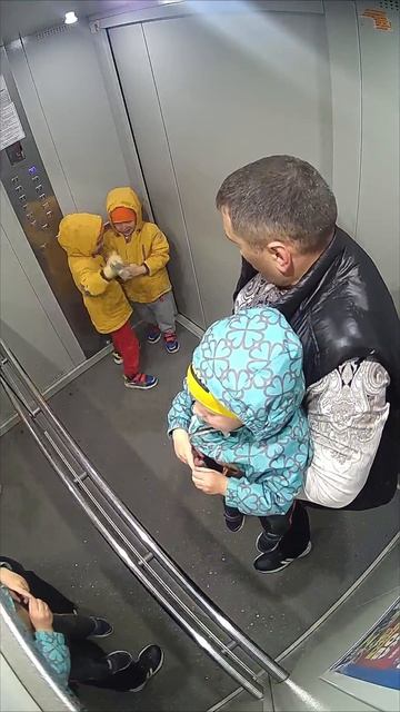 Обычный день многодетного отца 👦👦👶🏻