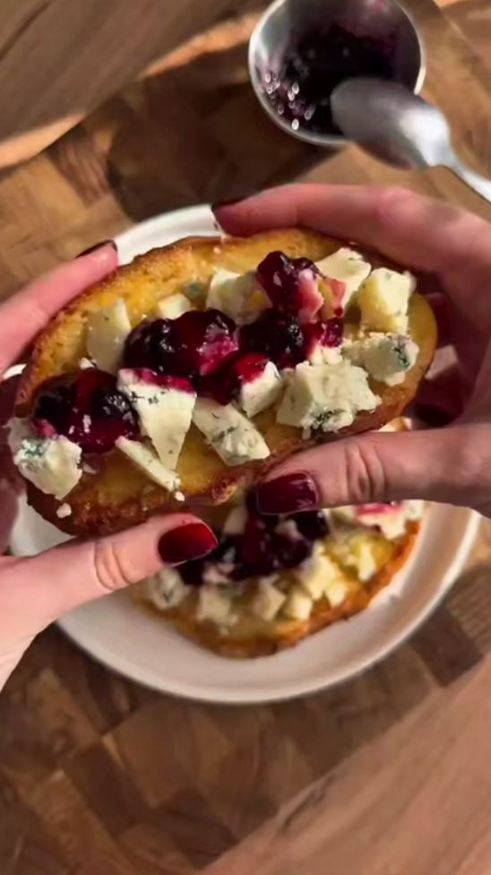 🍞 Гренки с яйцом, джемом и блю чиз