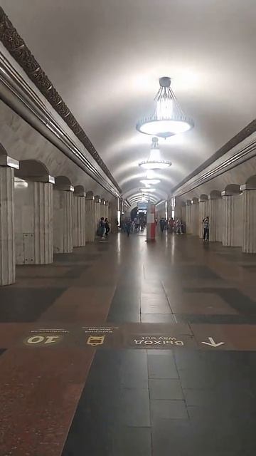 Станция метро Курская (радиальная) Москва пассажиры поезда интерьер 5