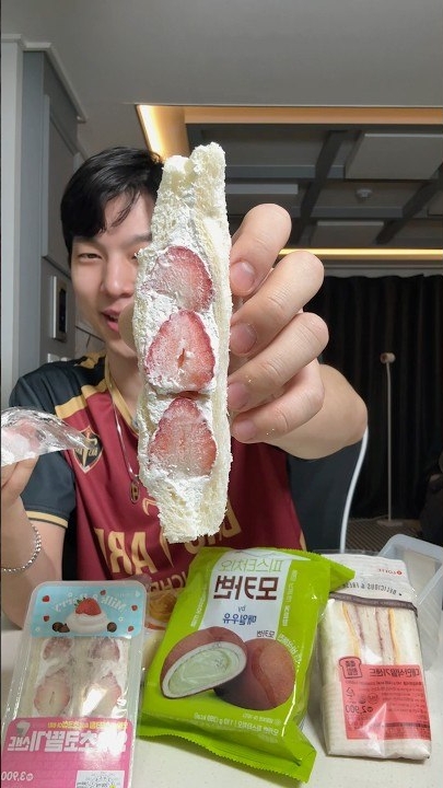 сендвич с клубникой