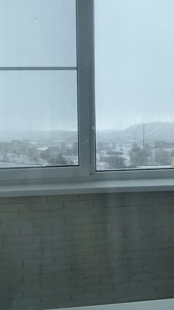 Стоп.... у нас Апрель..... И валит снег...