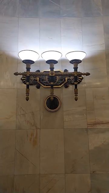 Станция метро поезд пассажир интерьер Москва Смоленская Фрагмент 3