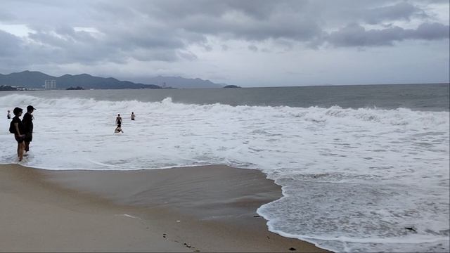 Все купаются в таких больших волнах!