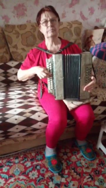 22-04-2026 Моя мамочка осваивает гармонь в 75 лет.