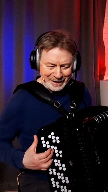 До тебя мне дойти нелегко,
А до смерти четыре шага