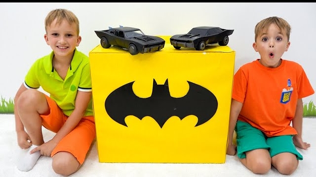 Влад и Ники веселятся с игрушечными машинками Бэтмена