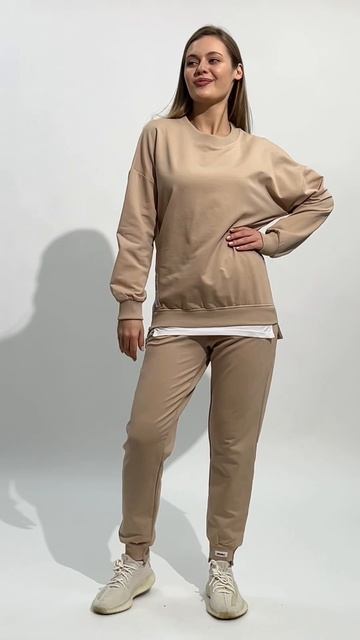 Женский спортивный костюм ИНСЕРТО бежевый.