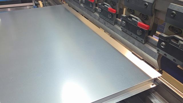 Гибка фасадные металлокассет на прессе ЧПУ