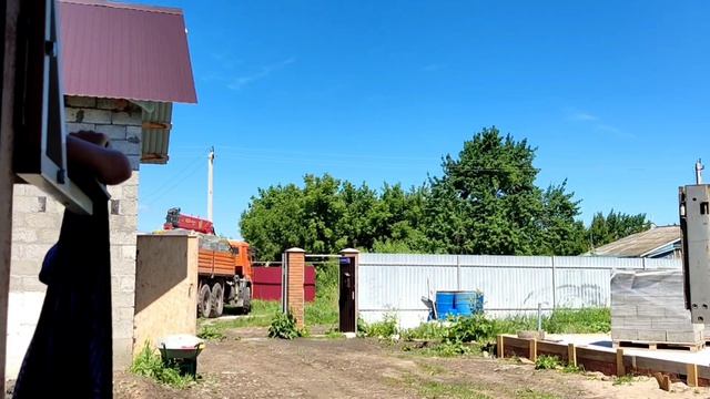 Начинаем строительство дома Фундамент Привезли блоки долго.Хорошо смотреть как другие работают