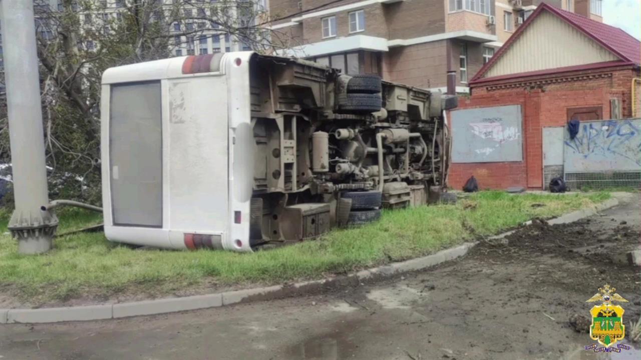 Автобус перевернулся в Краснодаре, случившееся сняли на видео