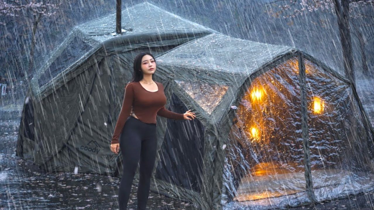 🌧️ Кемпинг под проливным дождем в большой двухкомнатной надувной палатке 🌸 ASMR-видео о кемпинге